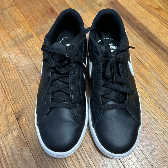 SOLD Nike Sneakers - Picture 4 of 6